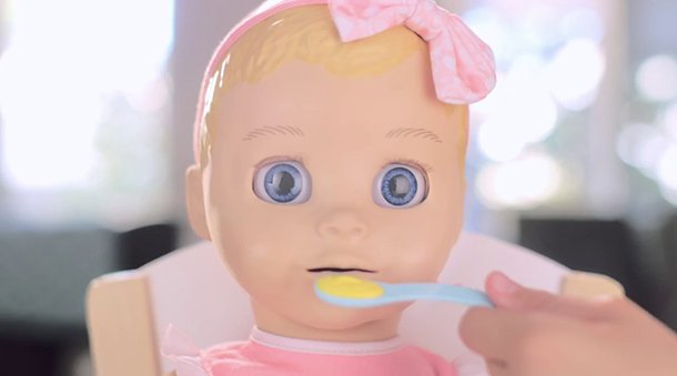 Используйте ложку, чтобы покормить Luvabella